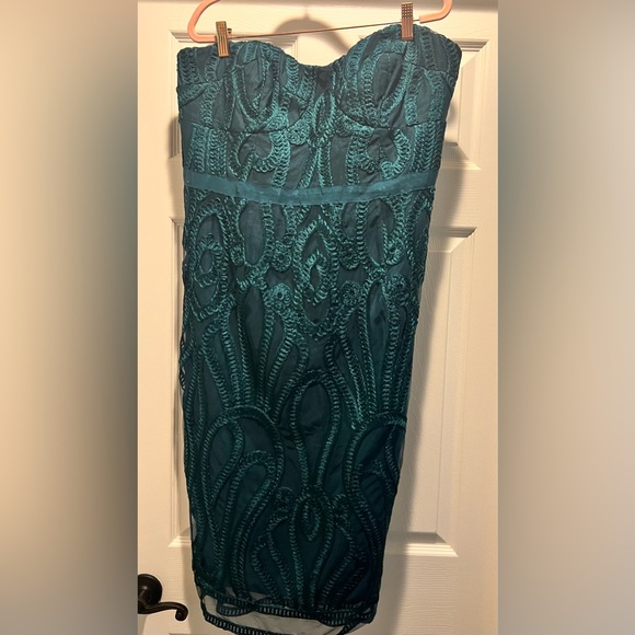 City Chic- Convertible Strapless Neckline Emerald Green Embroidered Dress - Picture 6 of 8